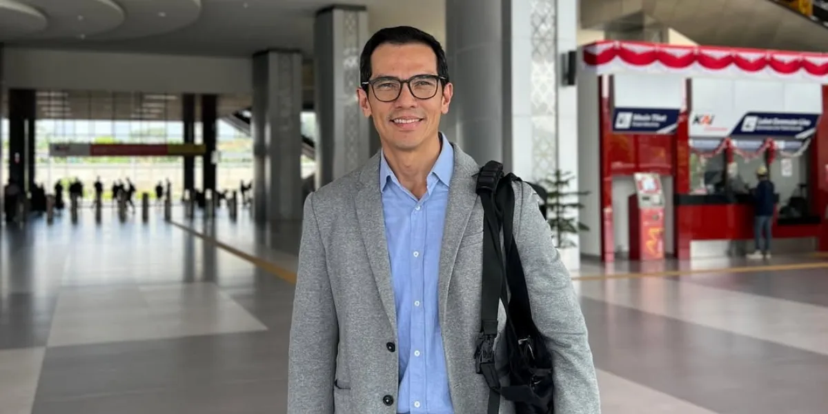 Adrian Maulana Chooses Public Transportation to the Office