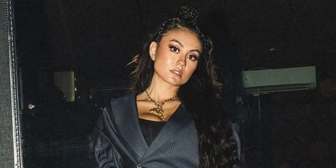 Agnez Mo and Raphael Maitimo Finally Go Public, Show Affectionate Hug Photos on Instagram