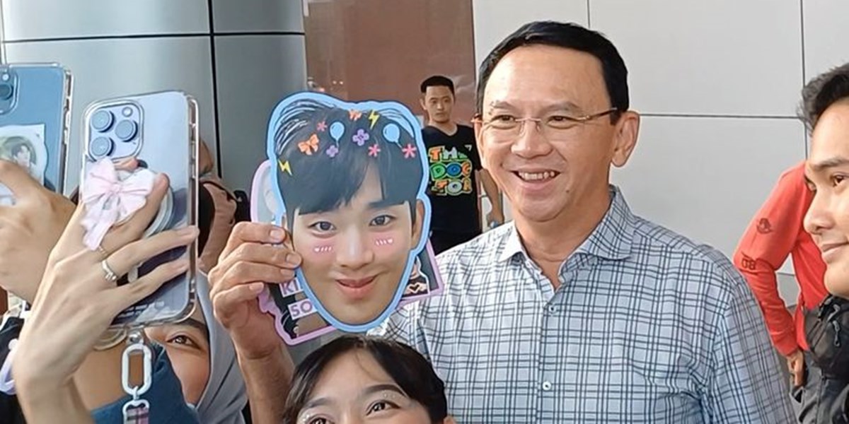 Ahok Attends Kim Ji Won's Fan Meeting, Poses for Photos with Fans