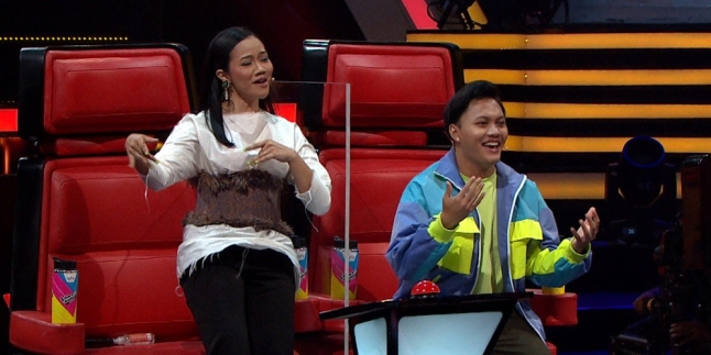 Rizky Febian and Yura Yunita's Funny Persuasion Action on Cheryl at the Stage of The Voice Kids Indonesia