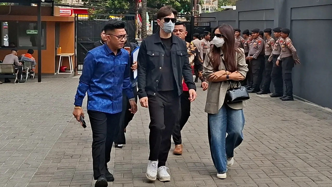 Anthony Xie Appears with Audi Marissa at the First Divorce Hearing