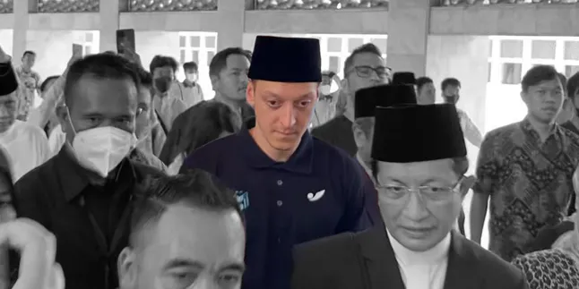 Enthusiastic Residents Watch Mesut Ozil Perform Friday Prayers at Istiqlal Mosque in Jakarta, Almost Ending in Unconducive Situation!