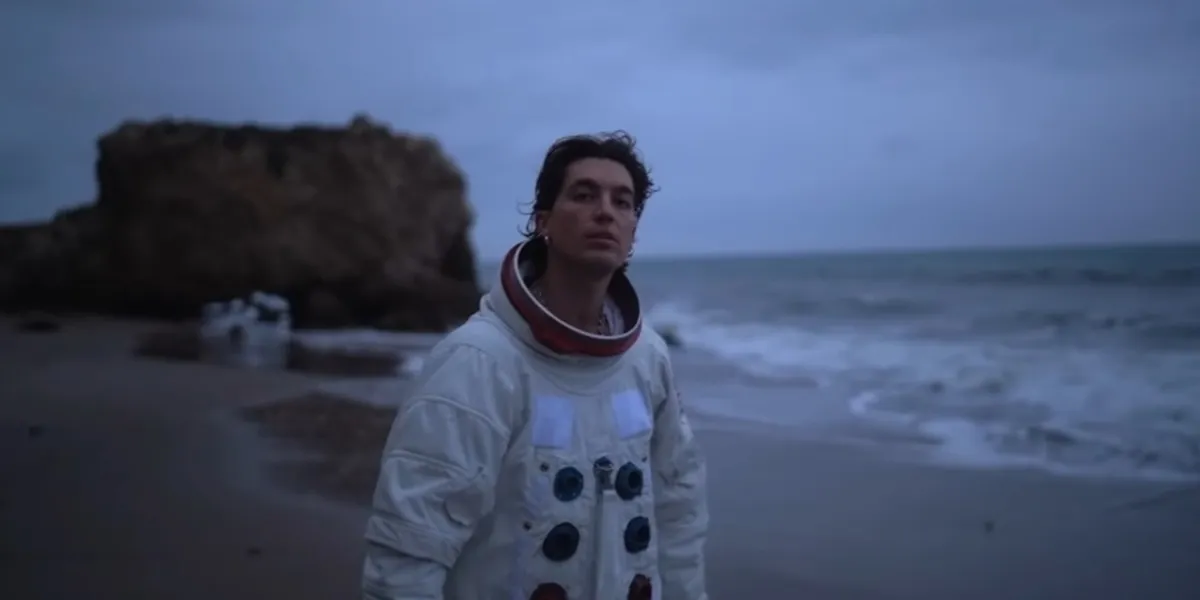 The Meaning and Significance of the Song Alonica - LANY, Finding the Most Comfortable Place After Being Hurt