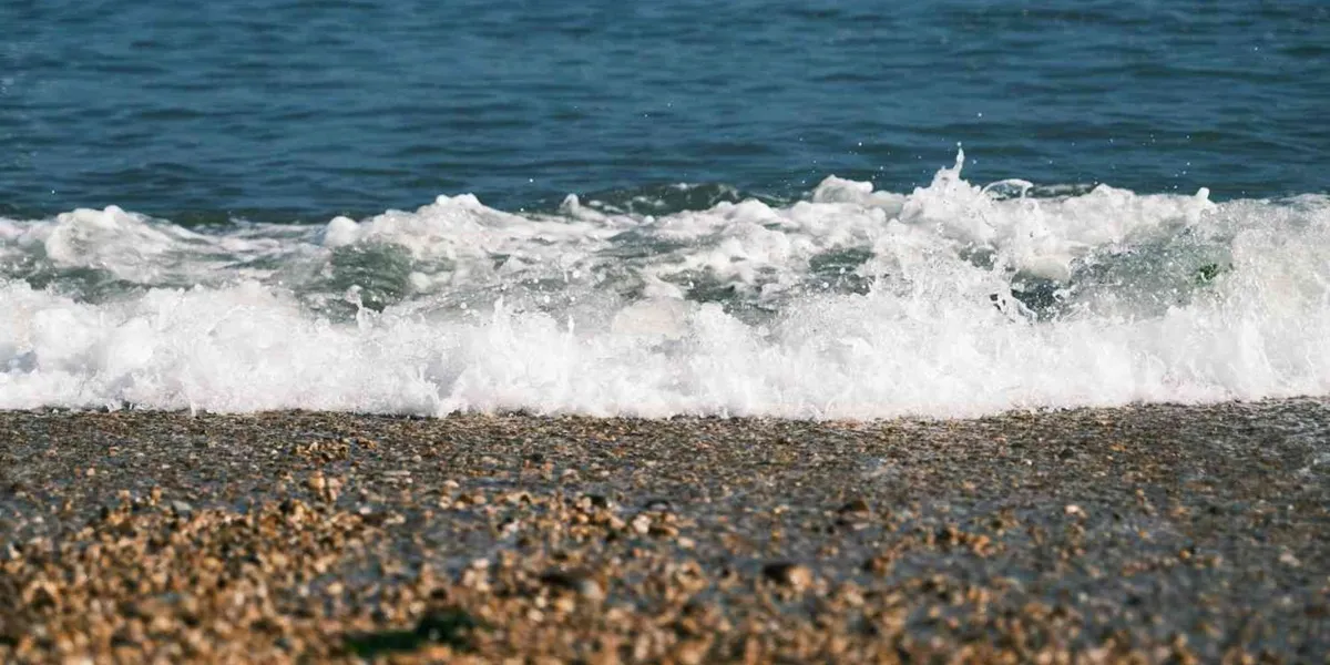  Arti Mimpi Diterjang Air Laut, Tafsir Lengkap dari Psikologi hingga Spiritual 