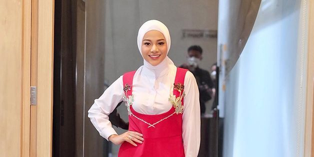 Aurel Hermansyah Learns to Wear Hijab, Atta Halilintar Admits to Being Super Happy