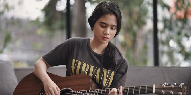 Initially a Fan and Inspired, Tissa Biani Likes Playing Guitar Because of Sheryl Sheinafia