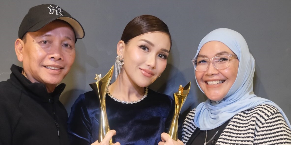 Ayu Ting Ting Takes Her Parents on Umrah Along with Assistants and Manager, Father Ojak Expresses Pride