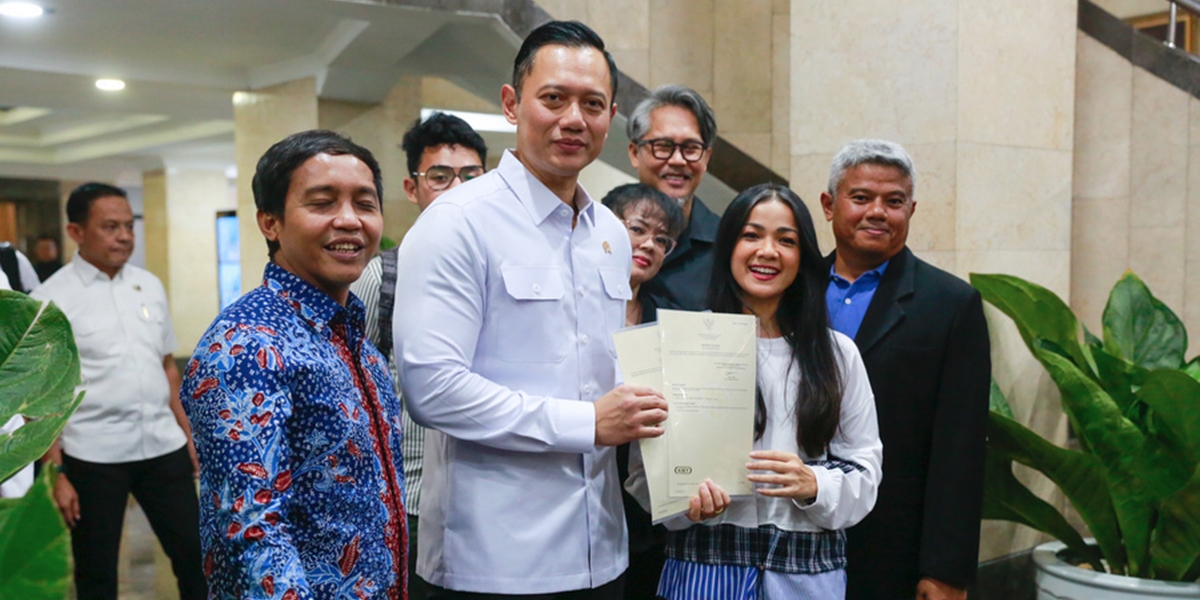 Happiness and Gratitude of Nirina Zubir, 6 Certificates of Her House Returned to Her Hands After Being Stolen by Former ART