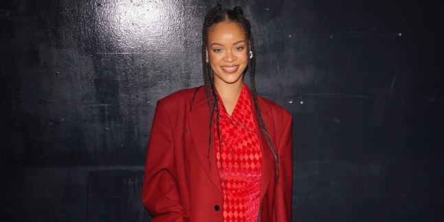 Barbados Officially Becomes a New Republic, Rihanna Crowned as National Hero