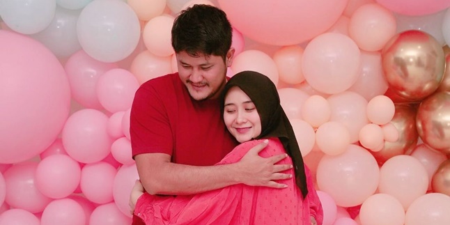 Canceling the trip to Bali, Ryana Dea and Puadin Redi can only celebrate their anniversary at home