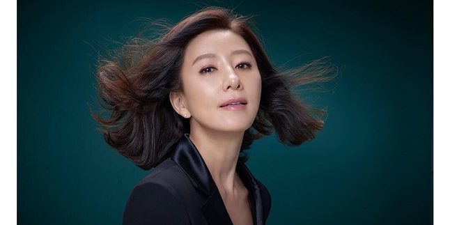 Far Different from Her Role in the Drama 'THE WORLD OF MARRIED', Here are 7 Real Life Photos of Kim Hee Ae