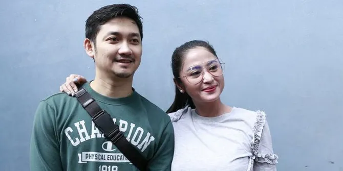 Angga dan Dewi Perssik tunda miliki momongan © KapanLagi.com®/Agus Apriyanto