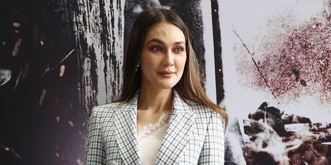 Simple in Form, Luna Maya's Make Up Bag Turns Out to be Expensive
