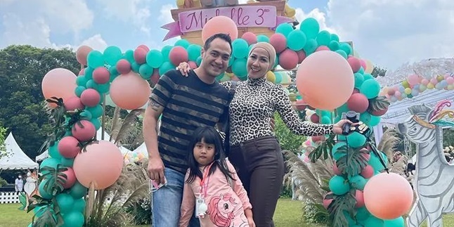 Heading to Bali, Venna Melinda and Ferry Irawan Seek Family's Blessings and Pre-wedding