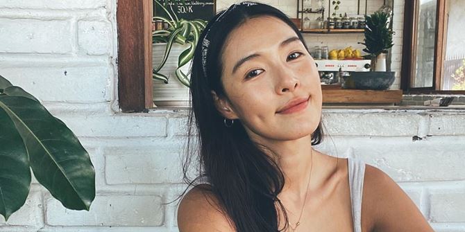 Wearing Bikini and Inviting Her Children to Play on Bali Beach, Park Kahi Receives Harsh Criticism