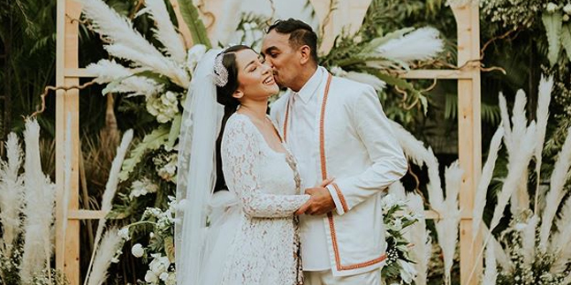 Give the Last Greetings to Glenn Fredly, Mutia Ayu Cries While Kissing Baby Gewa in Front of the Coffin