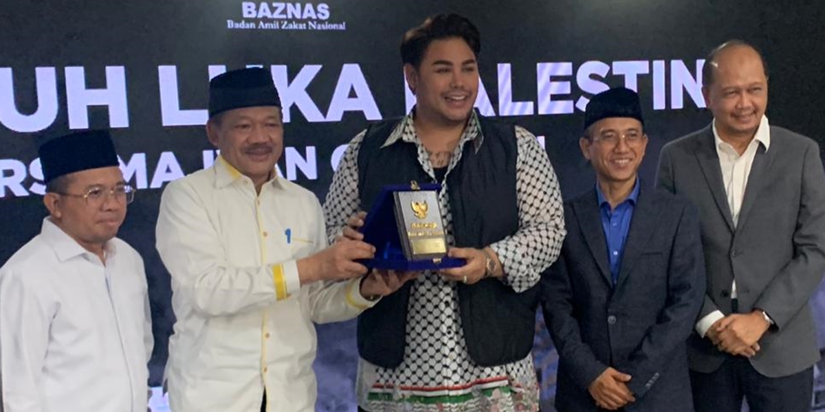 Provide Assistance to Uganda - Palestine, Ivan Gunawan Receives Award from BAZNAS