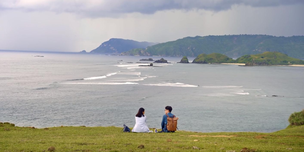 Beautiful Natural Background Mandalika, Indah Permatasari and Kevin Julio Act in the Latest Film 'Akad'