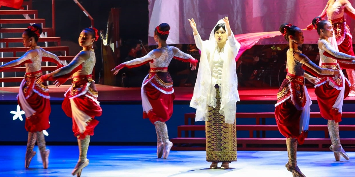 Making Astonished When Performing with Hundreds of Dancers, Isyana Sarasvati Successfully Styled Like Ibu Fatmawati