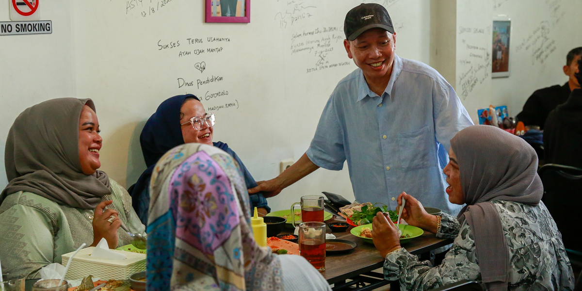 Open Warung Business, Abdul Rozak Ayu Ting Ting's Father Always Consistently Directly Involved