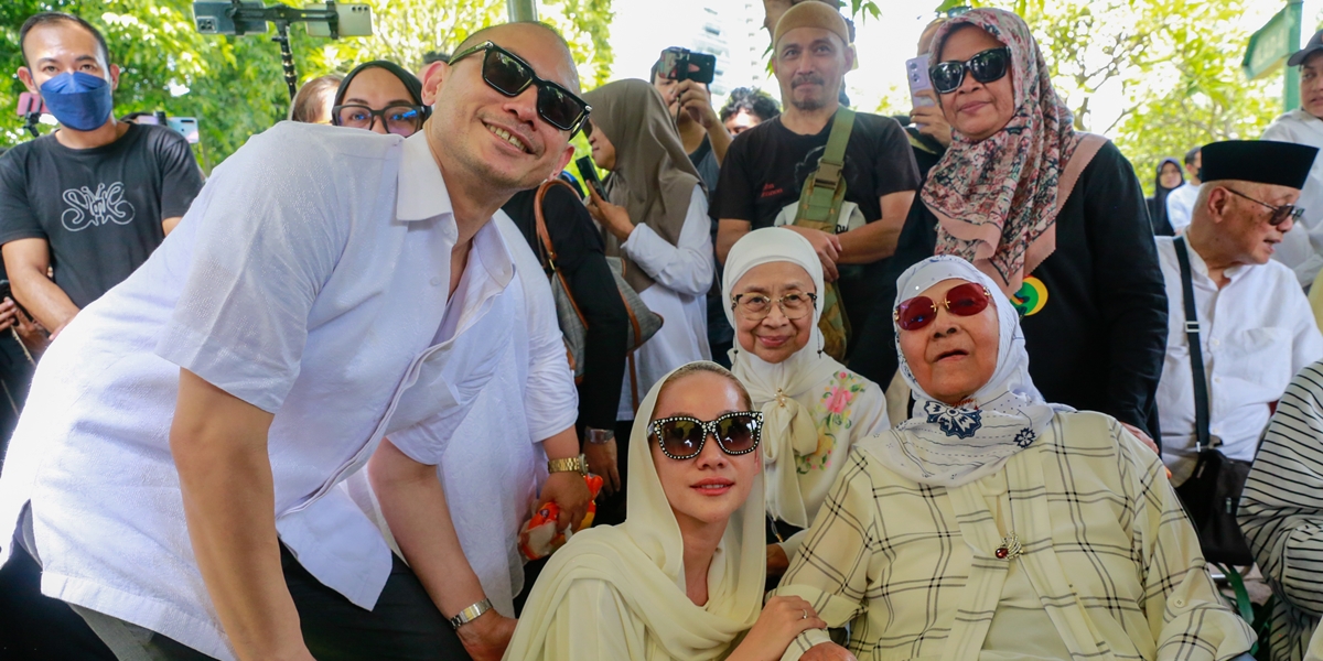 Bunga Citra Lestari and Tiko Participate in the Funeral Procession of Bimbim Slank's Father