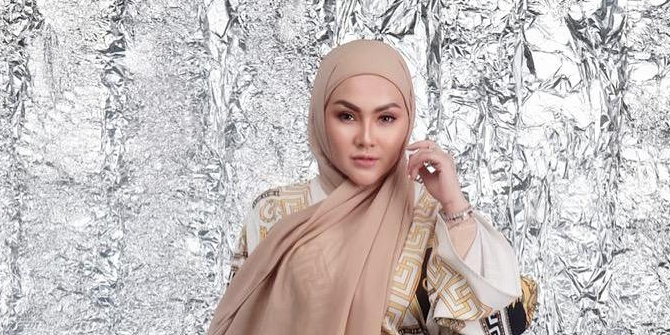 Beautiful with Hijab, Ade Fitrie Kirana Asks for Photos without Hijab to be Deleted