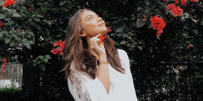 How Angela Gilsha, Star of the Soap Opera 'SAMUDRA CINTA', Overcomes Fatigue Amid Work, Admiring the Beautiful Detail of the Leaves