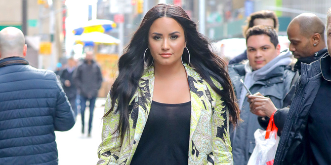 Prevent the Spread of the Corona Virus, Demi Lovato Leaves the House Wearing a Mask & Gloves