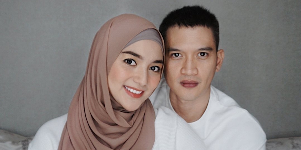 Kiss Baby Bump Citra Kirana, Rezky Aditya Writes Hopes for the Baby