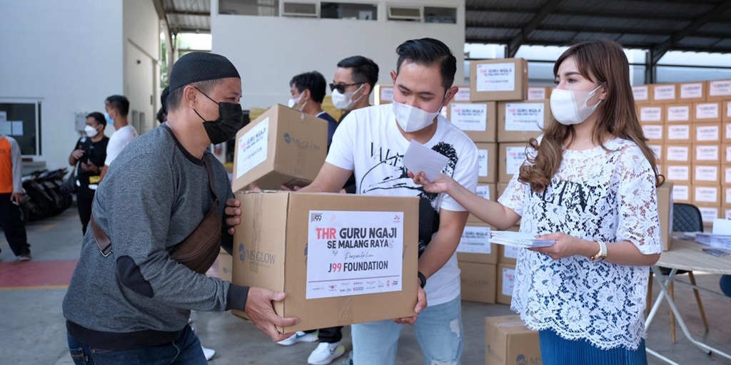 Crazy Rich Malang Distributes THR for 500 Quran Teachers