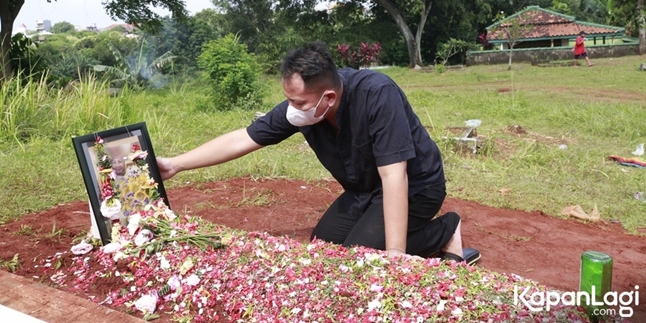 Visiting the Grave of Kalina Octaranny's Mother, Vicky Prasetyo Kisses the Tombstone and Recites Yasin