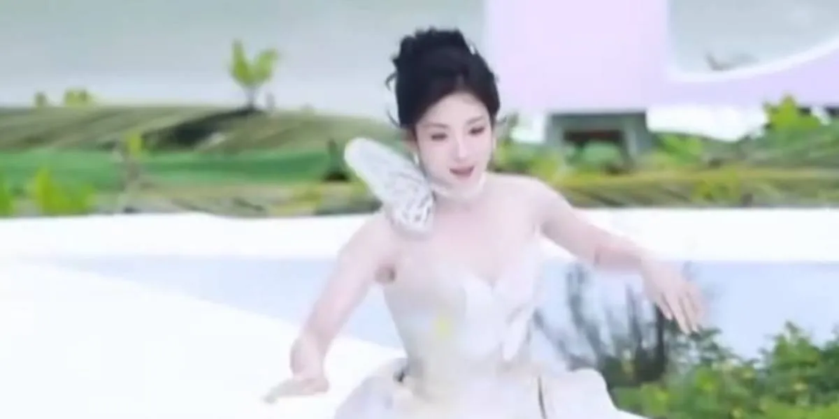 The Moment Dai Lu Wa Falls While Catwalking at the Elle Style Awards 2025, But Still Slays and Looks Beautiful Without Being Nervous