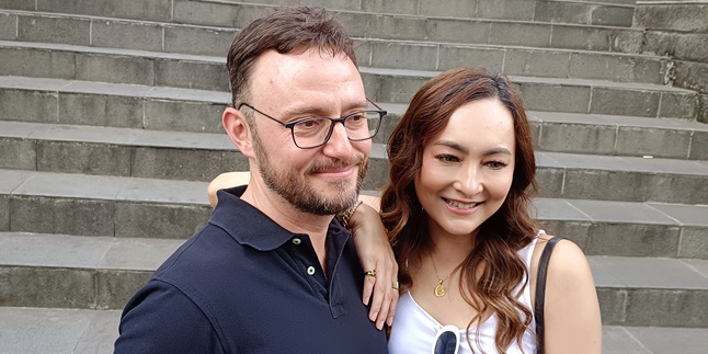 Dewi Rezer Refuses to Be Left Alone After Marriage Again, Her Foreign Husband Decides to Stay in Indonesia