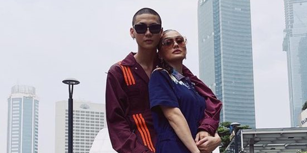 Suspected to Attend Church, Adam Rosyadi and Agnez Mo Sitting Together Causing a Stir Among Netizens