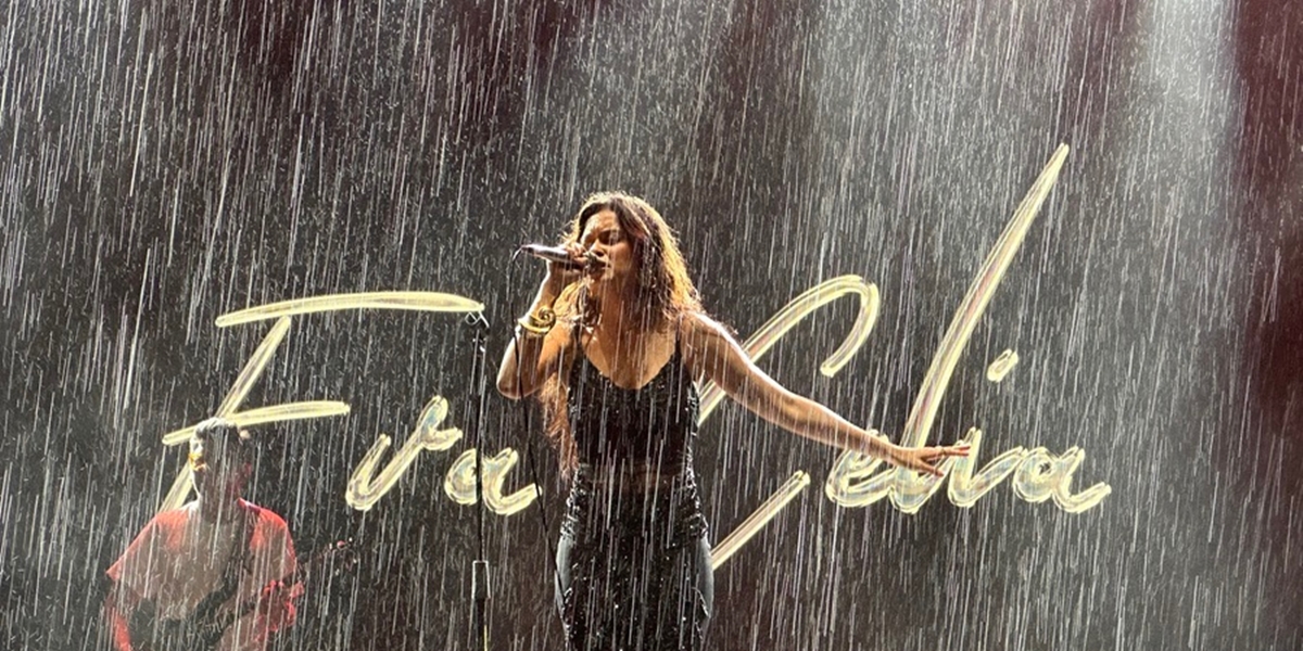 Poured by Heavy Rain, Eva Celia Remains Enthusiastic Performing at Joyland Bali Despite Being Soaked