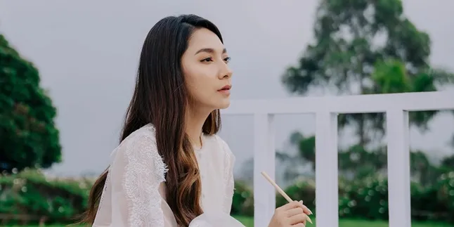 Dinda Kirana Acknowledges Never Having Crushed on Co-Stars Because It's Not Easy to Get Emotionally Involved