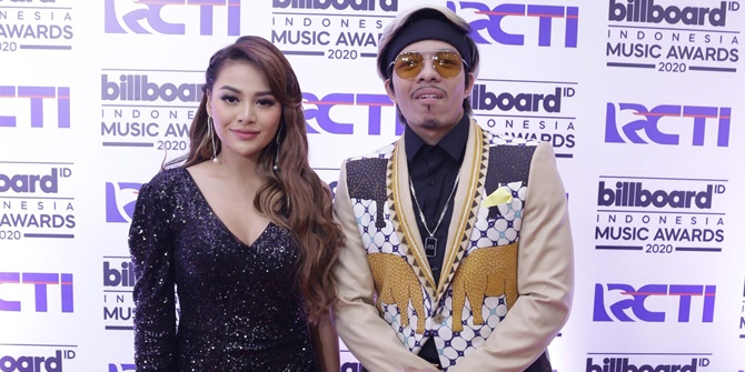 #StayAtHome, This is How Sweet Aurel Hermansyah and Atta Halilintar Make Tik Tok Videos Together