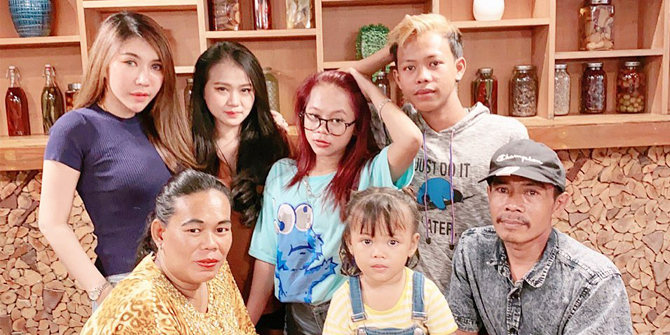 Called an Ungrateful Child, Cimoy Montok Buys a New House for Her Parents