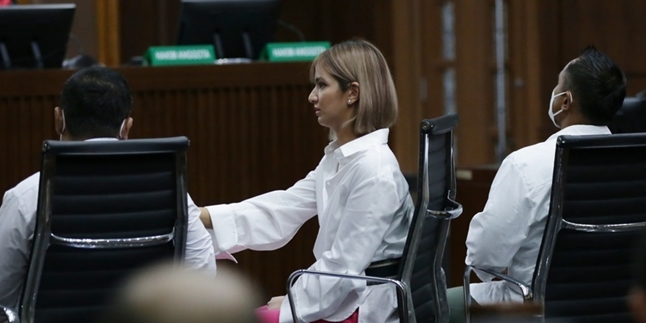 Reprimanded by the Judge for Being 2 Hours Late, Nia Ramadhani and Ardi Bakrie Attend the Continuation of the Drug Case Hearing on Time