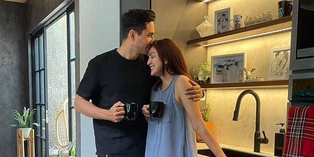 Donna Agnesia Reveals the Secret of Her Marriage and Darius Sinathrya's 15-Year Harmony