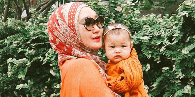 Dress Up for Photos in Front of the House Makes Dian Pelangi Happy