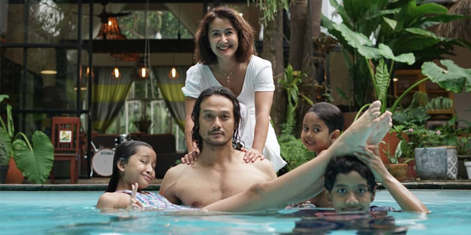 Widi Mulia Posts Photo of Dwi Sasono Shirtless, Says Husband's Chest is More Muscular