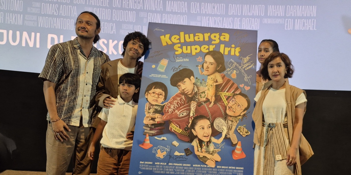 Dwi Sasono Co-Stars with Widi Mulia & Their Three Children in the Film 'SUPER ECONOMICAL FAMILY'