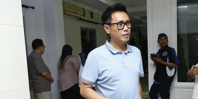 Eko Patrio di rumah duka (credit: Kapanlagi.com/Muhammad Akrom Sukarya)