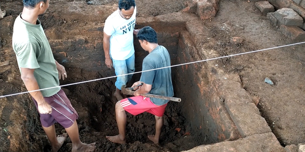 Excavation of Pendem Site Finds a Well in the Middle of a Building and European-style Pottery