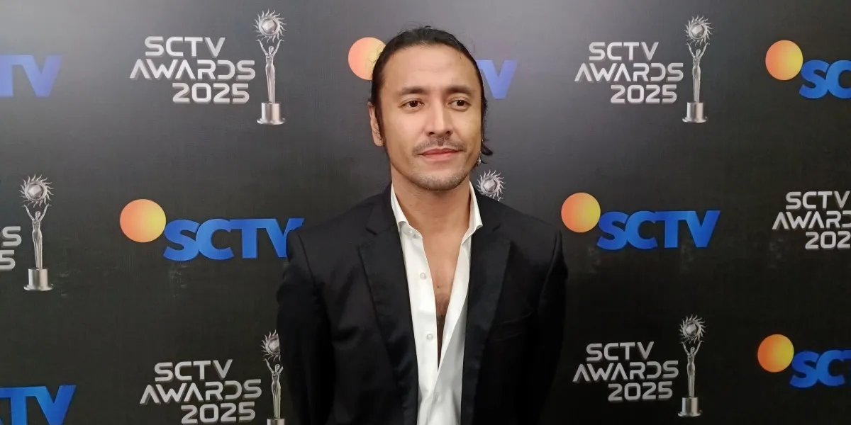 Ello Feels Young Again at SCTV Awards 2025, Becomes 'Uncle' Among Young Stars