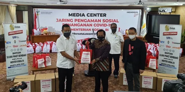 EMTEK Donates 10 Thousand Packages of Basic Needs to Help People Affected by Covid-19 through the Ministry of Social Affairs