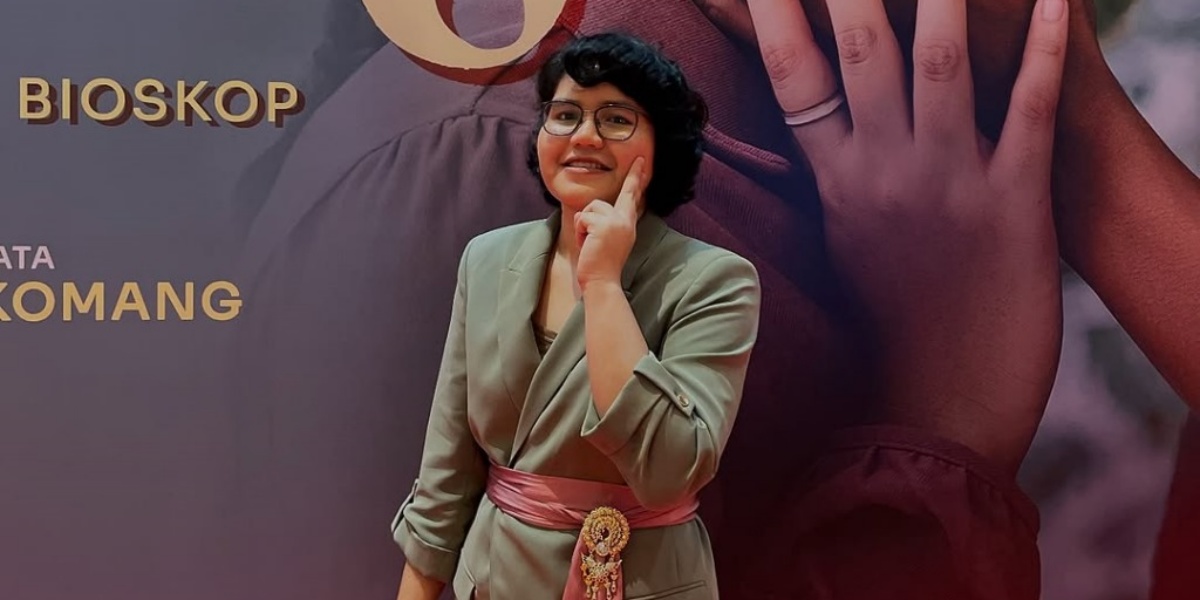 Evelyn Afnilia, Screenwriter of 'KOMANG', Happy to Receive Positive Response, Reveals Challenges of Adapting Song into Feature Film