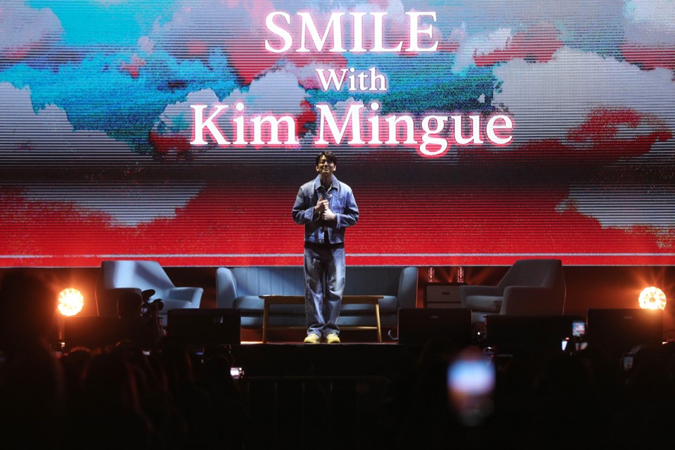 Fan Meeting in Jakarta, Kim Mingue Wears Batik and Tastes Indonesian Specialties