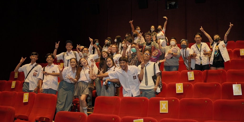 Film THE OTHER SIDE Screening Becomes a High School Reunion, Several Viewers Wear School Uniforms